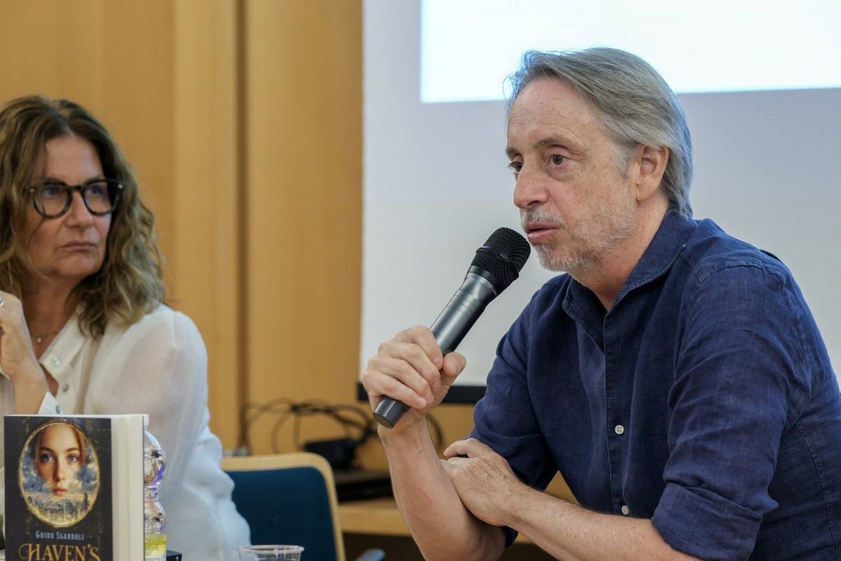 Guido Sgardoli al microfono durante l'evento "Haven's end"