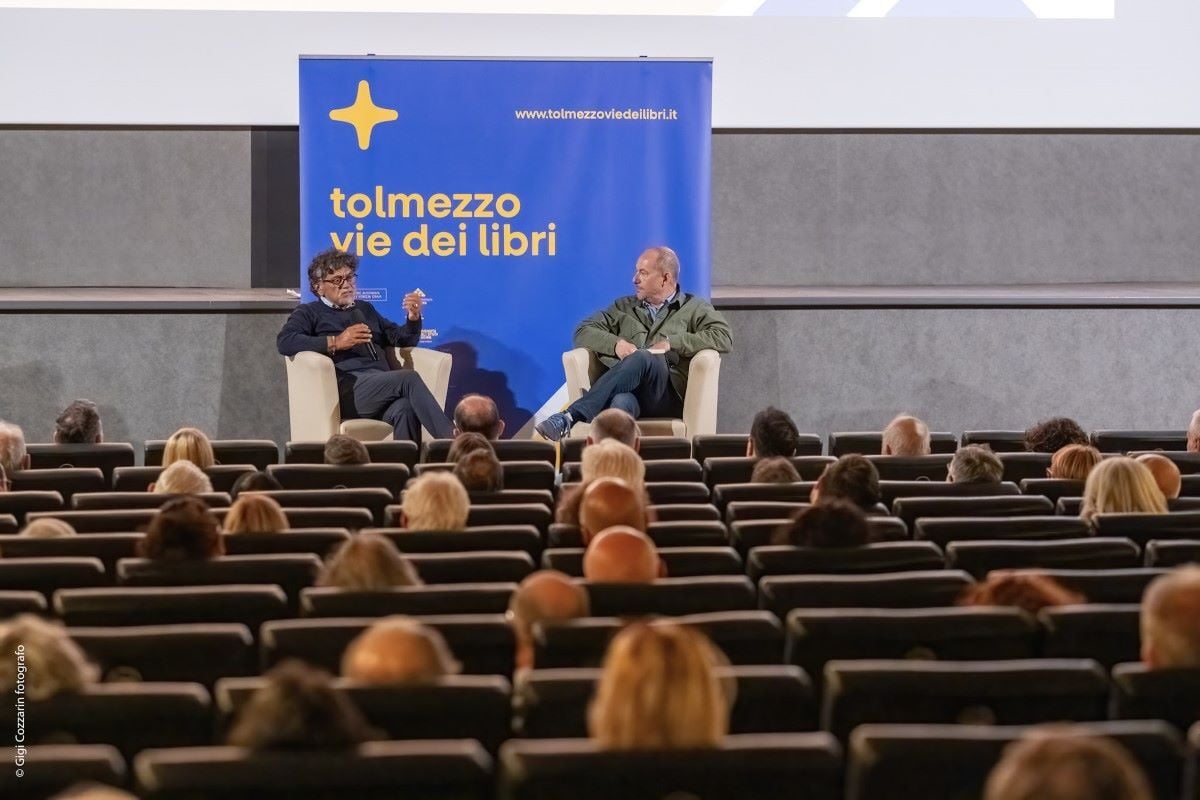 Marcello Veneziani al microfono parla al pubblico durante un evento
