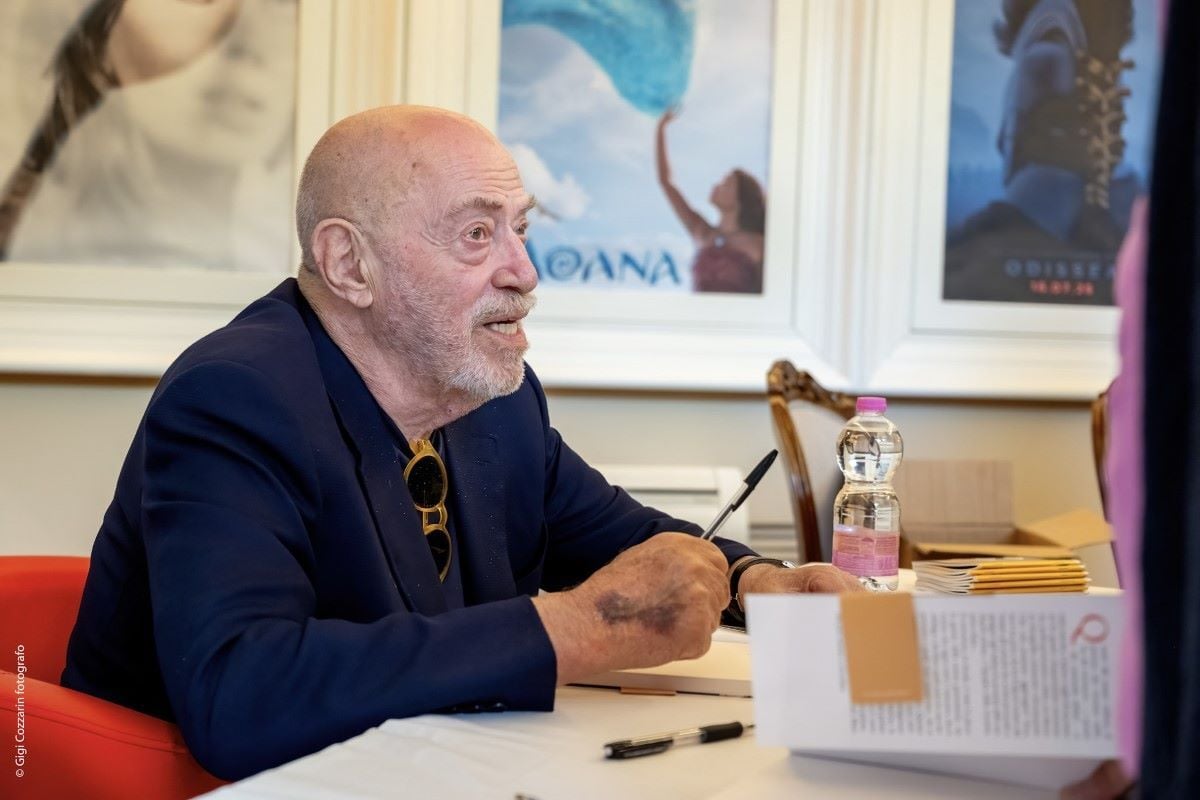 Toni Capuozzo durante un firmacopie
