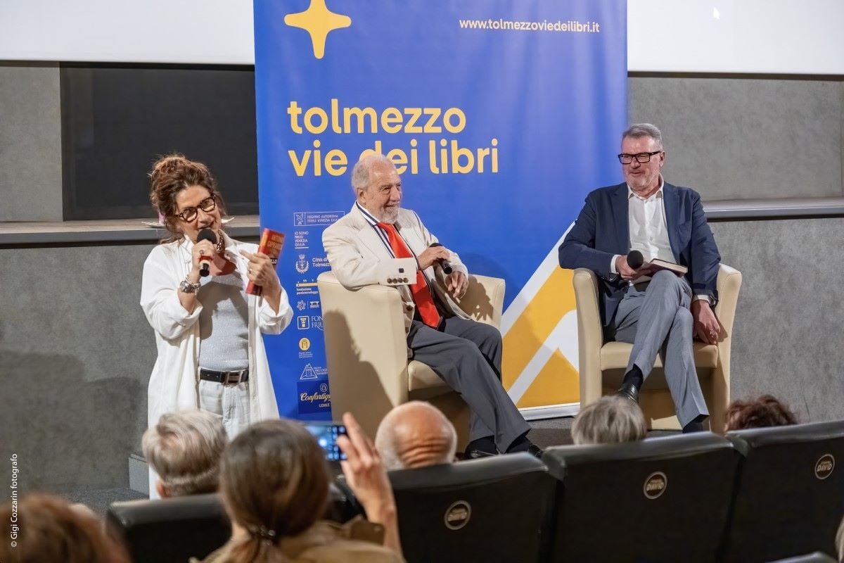 Valentina Gasparet introduce un evento con Antonio Caprarica e Paolo Mosanghini