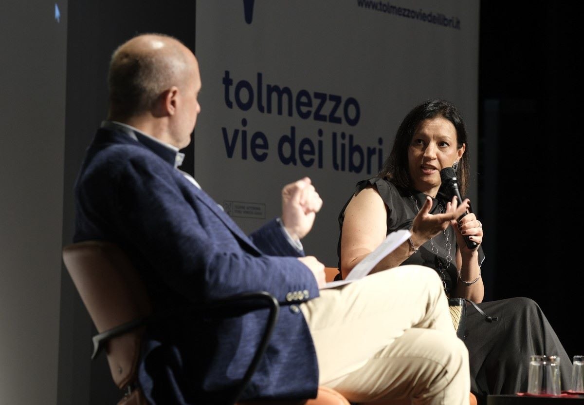 Ilaria Tuti al microfono durante l'evento 'Ed è un poco la notte e un poco l’alba'